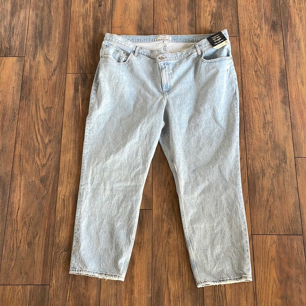 Abercrombie the 90s Straight Ultra High Rise Curve Love Jean criss cross short